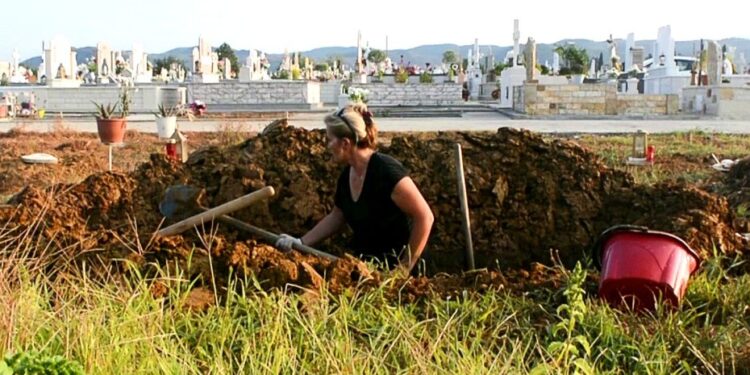 Οι νεκροθάφτες του Αγρινίου που έγιναν ταινία