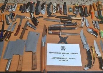 Ασύλληπτος αριθμός σπαθιών, τόξων, μαχαιριών και όπλων εντοπίστηκε σε σπίτι 63χρονου