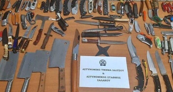 Ασύλληπτος αριθμός σπαθιών, τόξων, μαχαιριών και όπλων εντοπίστηκε σε σπίτι 63χρονου
