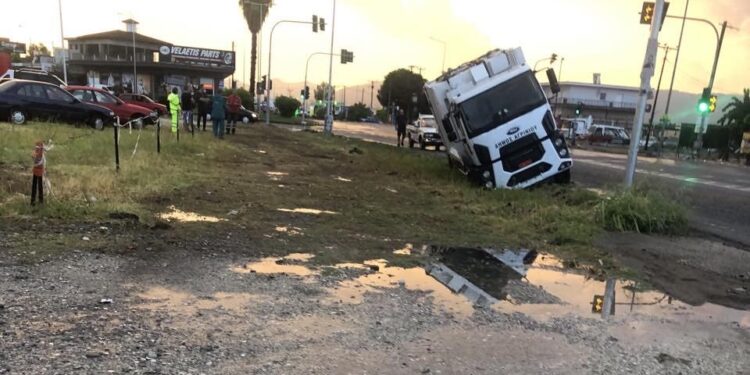 Αγρίνιο: Εξετράπη απορριμματοφόρο του Δήμου στην ε.