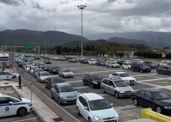 Έξοδος εκδρομέων: Αυξημένη η κίνηση -ουρές στα διόδια της Γέφυρα και στην Ιόνια οδό στην Κλόκοβα