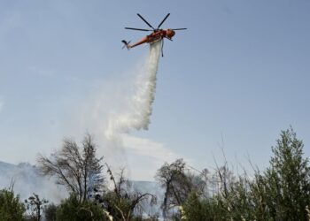 Φωτιά τώρα στο Κατάκαλο Ακτίου Βόνιτσας – Σηκώθηκαν και εναέρια μέσα