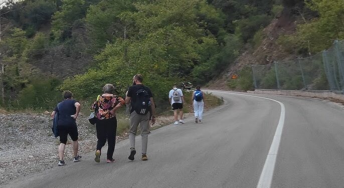 Με τα πόδια στην Προυσιώτισσα, εκπληρώνοντας ένα τάμα που κρατά αιώνες