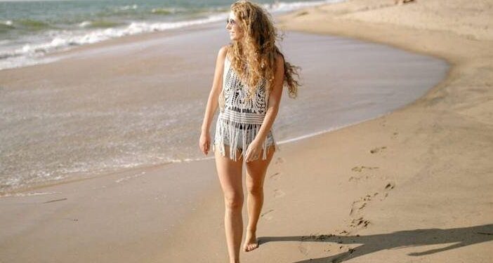 Το περπάτημα στην παραλία μπορεί να σας προσφέρει πολλά περισσότερα από όσα πιστεύετε