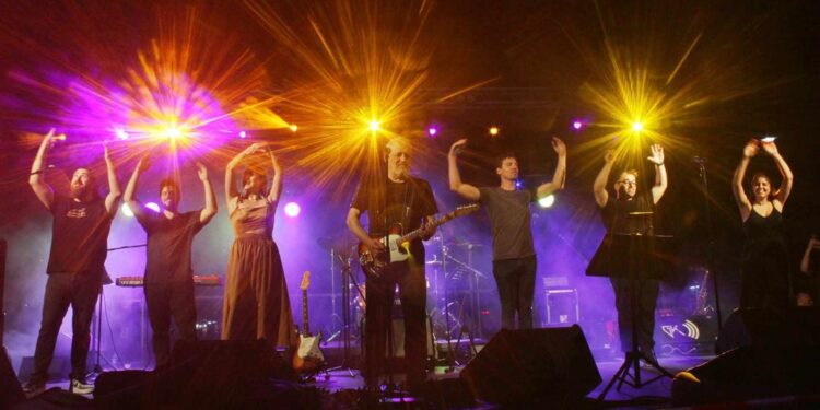 Πλήθος κόσμου στη συναυλία του Νίκου Πορτοκάλογλου στο λιμάνι Αμφιλοχίας