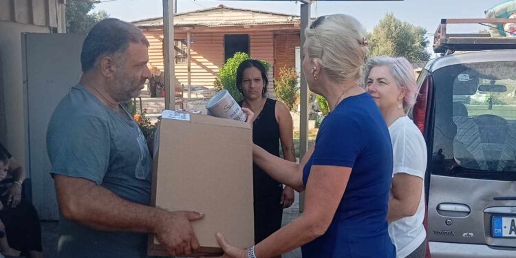 Διανομή γάλακτος στους καταυλισμούς των Ρομά από το Κέντρο Κοινότητας-Παράρτημα Ρομά Δ.Ναυπακτίας