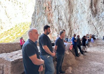 O Αντιπεριφερειάρχης Αιτωλ/νίας Θανάσης Μαυρομμάτης στο Σπήλαιο του Αγίου Νικολάου στην Βαράσοβα