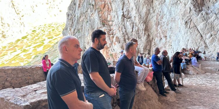 O Αντιπεριφερειάρχης Αιτωλ/νίας Θανάσης Μαυρομμάτης στο Σπήλαιο του Αγίου Νικολάου στην Βαράσοβα