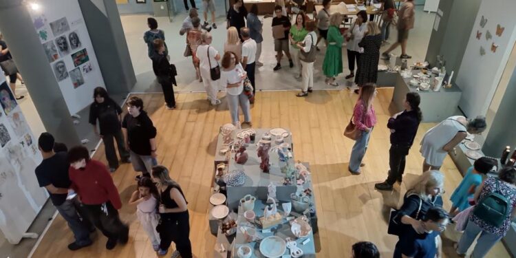 Χρώμα και αισιοδοξία στην έκθεση του Εικαστικού Εργαστηρίου του Δήμου Αγρινίου