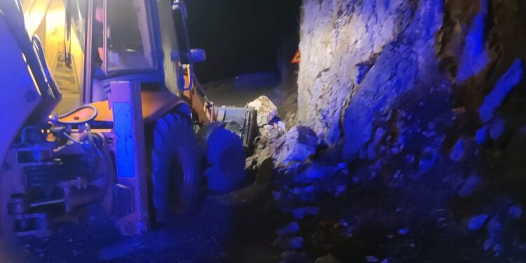 Πτώση βράχου στο δρόμο Εμπεσού-Περδικάκι- Κανονικά από σήμερα η κυκλοφορία