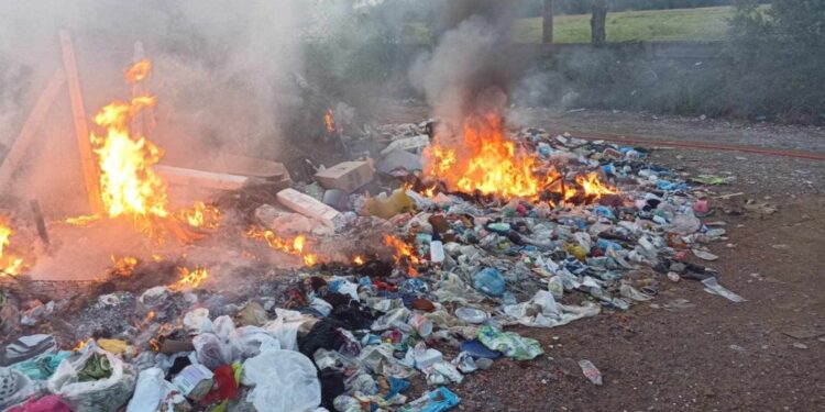 Αγρίνιο: Ανησυχία από τις απανωτές φωτιές σε σκουπιδότοπο στην περιοχή του σταδίου