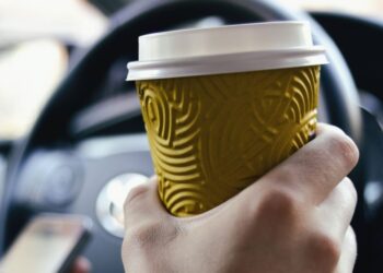 Καφές… τέλος: «Να μην απασχολούνται τα χέρια των οδηγών»