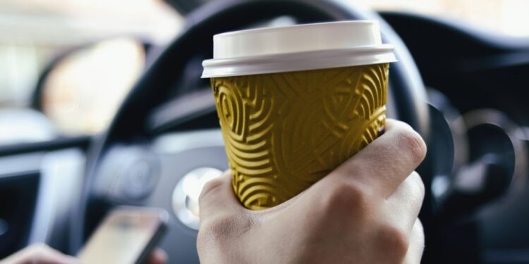 Καφές… τέλος: «Να μην απασχολούνται τα χέρια των οδηγών»