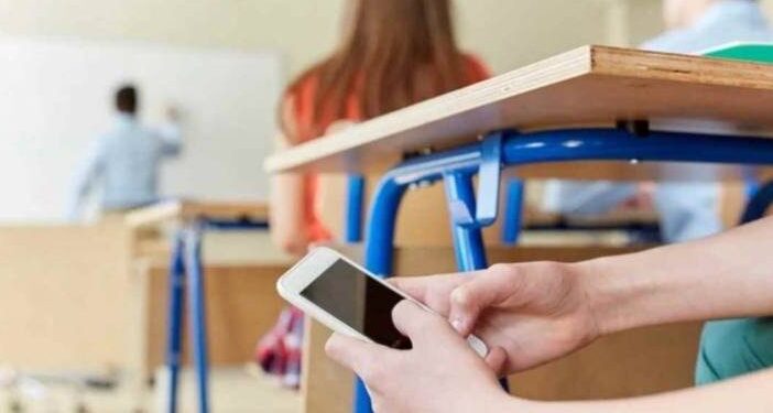 Μία ημέρα αποβολή στην εμφανή κατοχή και χρήση κινητού – Όποιος βιντεοσκοπεί θα αλλάζει σχολείο