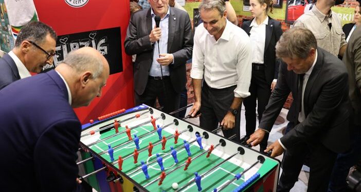 Μητσοτάκης στη ΔΕΘ: Έπαιξε ποδοσφαιράκι, έκανε προβλέψεις για ΠΑΟΚ και Ολυμπιακό