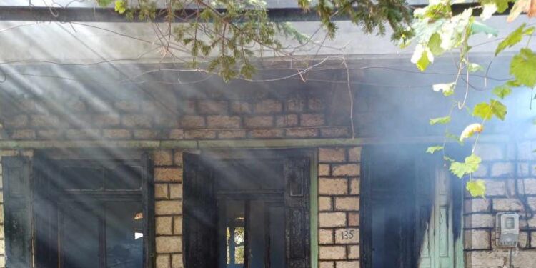 Φωτιά σε οικία στο Πετροχώρι Θέρμου, προκάλεσε σοβαρές ζημιές