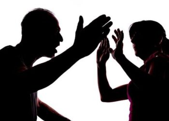 Της έριξε κουτουλιά και της έσκισε το φρύδι