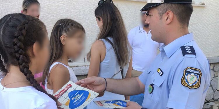 Η Ελληνική Αστυνομία διένειμε ενημερωτικό υλικό κυκλοφοριακού περιεχομένου στους μαθητές και της  Αιτωλοακαρνανία