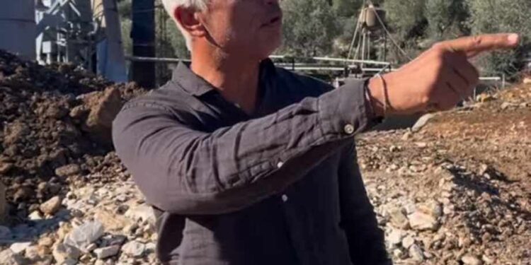 Λεπενού: Ποιοι έδωσαν άδεια σε εργοστάσιο μέσα στην κοίτη λέει ο Γιώργο Καλιακμάνης