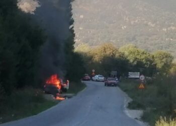 Όχημα τυλίχθηκε στις φλόγες στον κεντρικό δρόμο Αστακού – Αγρινίου, στο ύψος Βασιλόπουλου