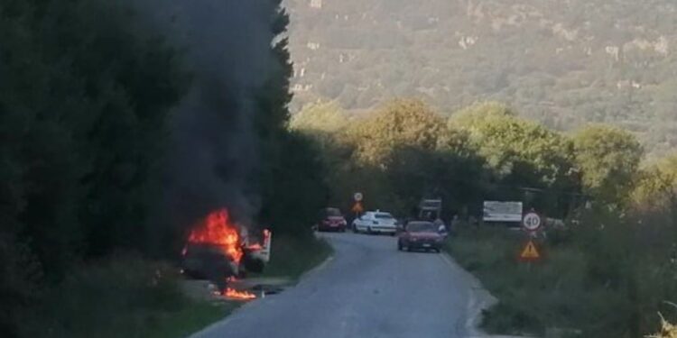 Όχημα τυλίχθηκε στις φλόγες στον κεντρικό δρόμο Αστακού – Αγρινίου, στο ύψος Βασιλόπουλου