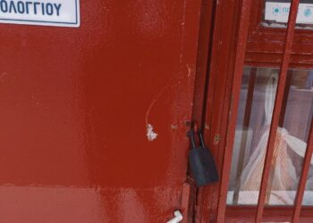 Δύο άνδρες “ρήμαξαν” το Μεσολόγγι-έκλεψαν 7 σχολικές μονάδες, ασφαλιστικό γραφείο και αποθήκη(φωτο)