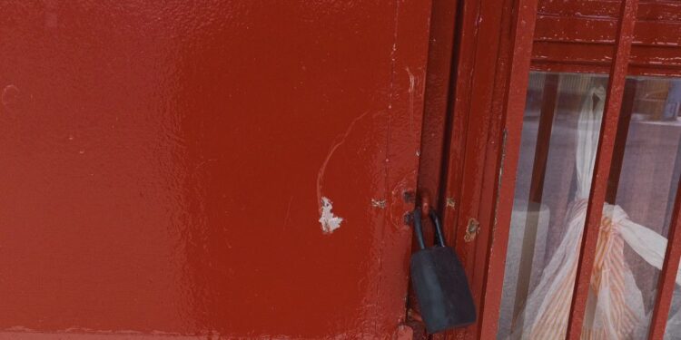 Δύο άνδρες “ρήμαξαν” το Μεσολόγγι-έκλεψαν 7 σχολικές μονάδες, ασφαλιστικό γραφείο και αποθήκη(φωτο)