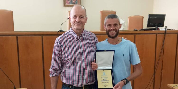 Ο Σύλλογος Δικαστικών Υπαλλήλων Αγρινίου βράβευσε τον υπεραθλητή Φώτη Ζησιμόπουλο