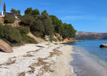 Ξηρόμερο:εκλάπησαν οι βάσεις των ψάθινων ομπρελών από την παραλία του Αγίου Γεωργίο