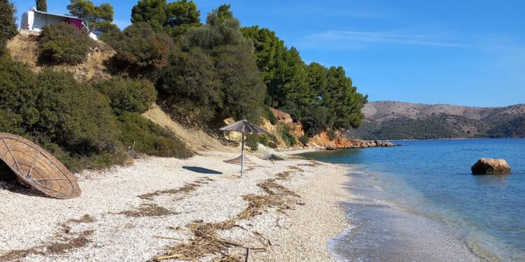Ξηρόμερο:εκλάπησαν οι βάσεις των ψάθινων ομπρελών από την παραλία του Αγίου Γεωργίο