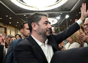 Εκλογές ΠΑΣΟΚ: Νίκη του Νίκου Ανδρουλάκη – Τον συνεχάρη ο Χάρης Δούκας