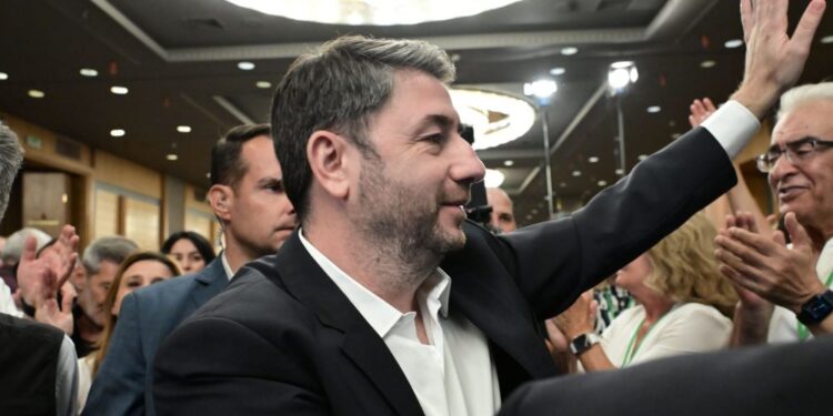 Εκλογές ΠΑΣΟΚ: Νίκη του Νίκου Ανδρουλάκη – Τον συνεχάρη ο Χάρης Δούκας