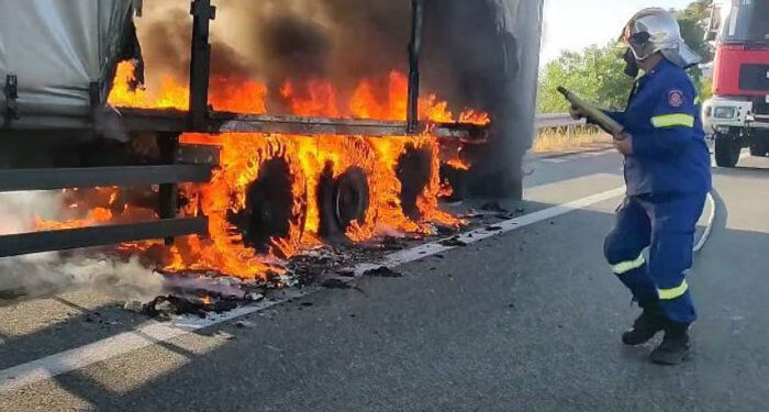 Πυρκαγιά σε φορτηγό με επεξεργασμένο καπνό στην Ιονία Οδό