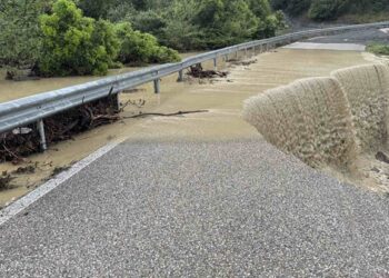 Κόπηκε η γέφυρα στους Αμοργιανούς – Αποκλεισμένοι στον οικισμό Μαλατέικο