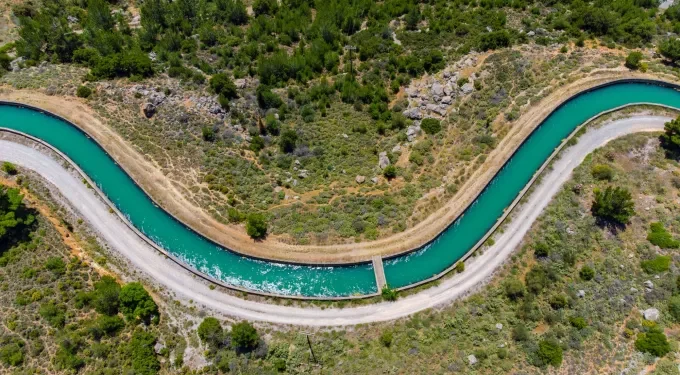 ΕΥΔΑΠ: Νερό από τη λίμνη Κρεμαστών και μονάδες αφαλάτωσης για την αντιμετώπιση της λειψυδρίας