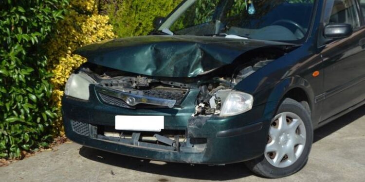 Αγρίνιο: ΙΧ που επέβαιναν νεαροί συγκούστηκε με σκύλο