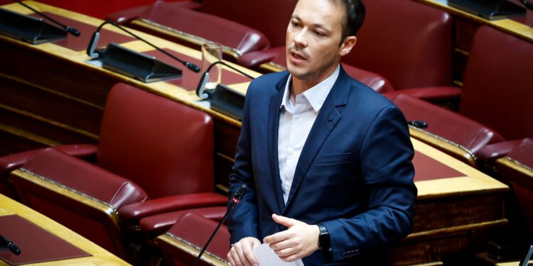 Μίλτος Ζαμπάρας: Γιγάντιες ανεμογεννήτριες μετατρέπουν τον Πατραϊκό σε ενεργειακή αποικία