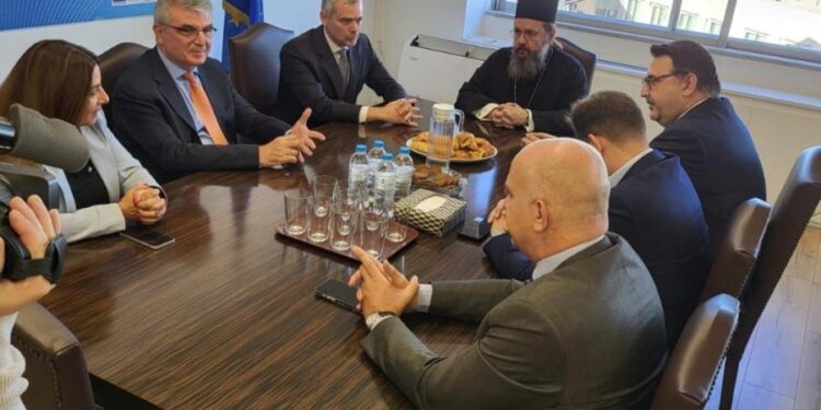 Επίσκεψη του Μητροπολίτη Δαμασκηνού στον Υφυπουργό Εργασίας Κ. Καραγκούνη