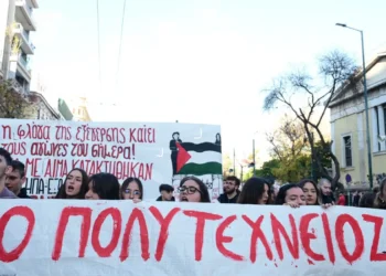 Πολυτεχνείο: Ξεκίνησε η πορεία προς την αμερικανική πρεσβεία – 5.500 αστυνομικοί επί ποδός