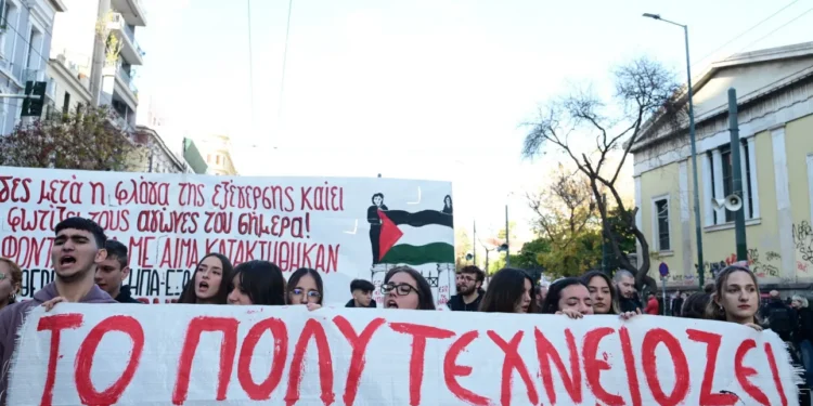 Πολυτεχνείο: Ξεκίνησε η πορεία προς την αμερικανική πρεσβεία – 5.500 αστυνομικοί επί ποδός