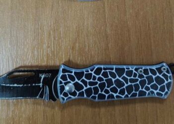 Αγρίνιο: Αυτός είναι ο σουγιάς που έβαλε στο κεφάλι 14χρονης μαθήτριας συμμαθητής της που την γρονθοκόπησε και συνελήφθη