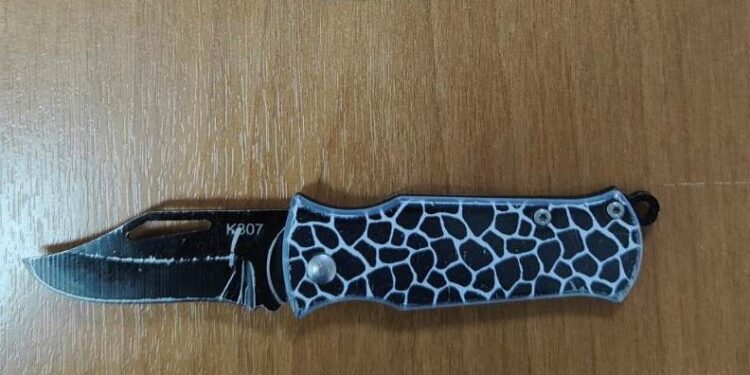 Αγρίνιο: Αυτός είναι ο σουγιάς που έβαλε στο κεφάλι 14χρονης μαθήτριας συμμαθητής της που την γρονθοκόπησε και συνελήφθη