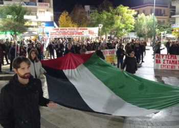 Συγκέντρωση στο Αγρίνιο για την επέτειο του Πολυτεχνείου-  μεγάλη παλαιστινιακή σημαία-δάφνινα στεφάνια και πορεία