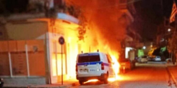 Μεσολόγγι: Απολογείται σήμερα ο 17χρονος που έκαψε αυτοκίνητο της ΕΛ.ΑΣ – Αυστηρά μέτρα λόγω συγκέντρωσης αναρχικών