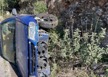 Τροχαίο ατύχημα με εκτροπή και ανατροπή οχήματος στην Αμφιλοχία