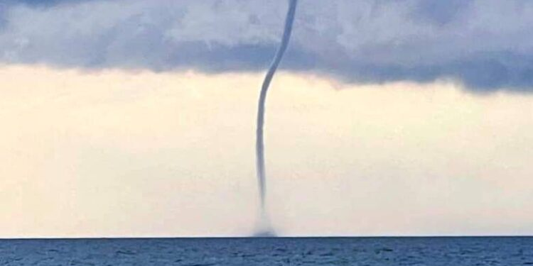 Υδροστρόβιλος στον κόλπο του Αστακού (ΒΙΝΤΕΟ)