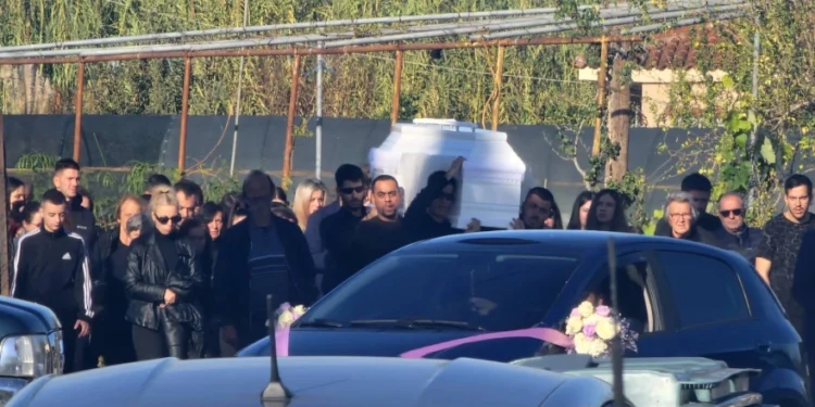 Αγρίνιο: Σε κλίμα οδύνης η κηδεία της 18χρονης Χαριτίνης