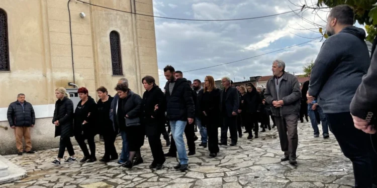 Θρήνος στην κηδεία της Δώρας που δολοφονήθηκε στο Αγρίνιο – Οργή για τον 30χρονο, οδηγείται στον εισαγγελέα
