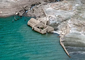 «Στεγνώνει» και η Λίμνη Κρεμαστών: Ξεπροβάλλουν βυθισμένα ξερονήσια