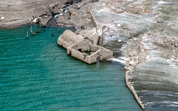 «Στεγνώνει» και η Λίμνη Κρεμαστών: Ξεπροβάλλουν βυθισμένα ξερονήσια